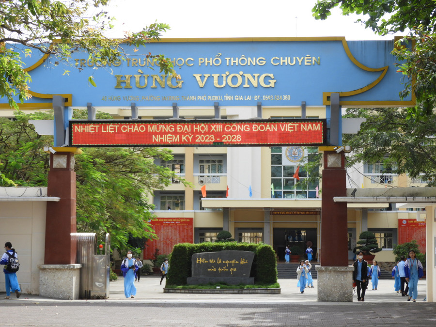 Trường THPT chuyên Hùng Vương được Chính phủ tặng Cờ thi đua đã hoàn thành xuất sắc, toàn diện nhiệm vụ công tác, dẫn đầu phong trào thi đua yêu nước năm học 2022-2023. Ảnh Thanh Nhật Trường THPT chuyên Hùng Vương được Chính phủ tặng Cờ thi đua đã hoàn thành xuất sắc, toàn diện nhiệm vụ công tác, dẫn đầu phong trào thi đua yêu nước năm học 2022-2023. Ảnh Thanh Nhật