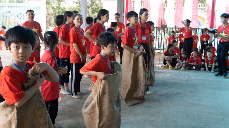 Tham gia trại hè kết nối yêu thương, các em trại sinh được tham gia các trò chơi vận động để tăng cường thể chất. Ảnh Thanh Nhật
