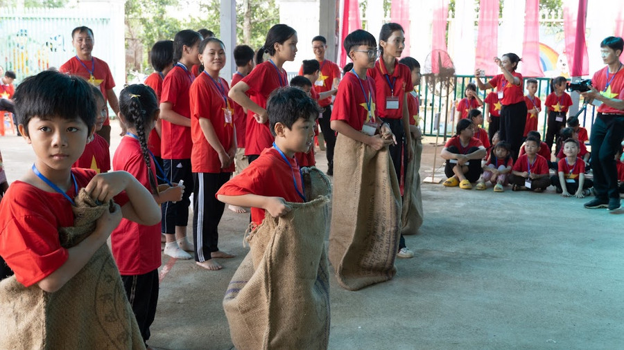 Tham gia trại hè kết nối yêu thương, các em trại sinh được tham gia các trò chơi vận động để tăng cường thể chất. Ảnh Thanh Nhật