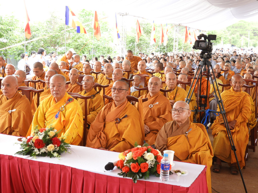 Các vị chư tôn đức giáo phẩm chức sắc trong Ban Trị sự Giáo hội Phật giáo Việt Nam tỉnh dự Đại lễ Phật đản Phật đản Phật lịch 2568 ở cấp tỉnh. Ảnh Thanh Nhật