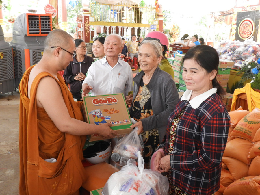 Đại diện Tịnh xá Ngọc Phúc trao quà cho các hộ nghèo đang sinh sống tại phường Yên Đỗ. Ảnh Thanh Nhật Đại diện Tịnh xá Ngọc Phúc trao quà cho các hộ nghèo đang sinh sống tại phường Yên Đỗ. Ảnh Thanh Nhật