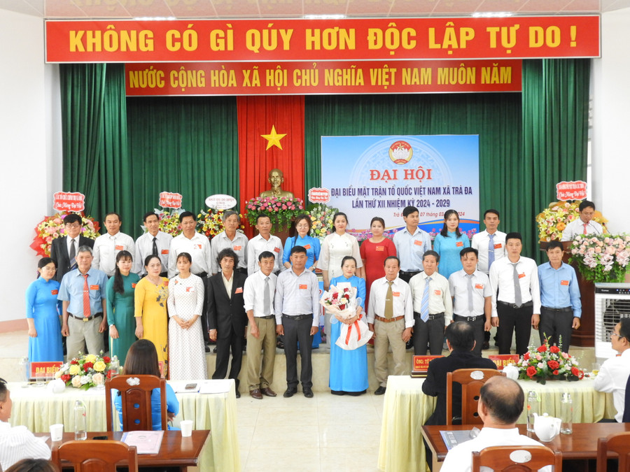 Ủy ban MTTQ Việt Nam xã Trà Đa khoá XII (nhiệm kỳ 2024-2029) ra mắt và nhận nhiệm vụ tại Đại hội. Ảnh Thanh Nhật Ủy ban MTTQ Việt Nam xã Trà Đa khoá XII (nhiệm kỳ 2024-2029) ra mắt và nhận nhiệm vụ tại Đại hội. Ảnh Thanh Nhật