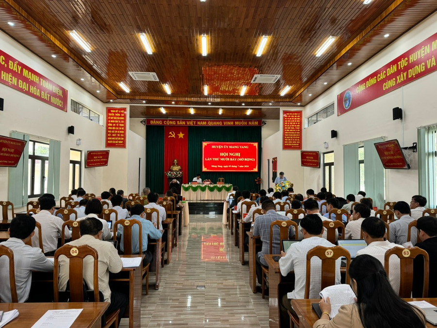 Quang cảnh hội nghị lần thứ 17 Ban Chấp hành Đảng bộ huyện khóa XVII (mở rộng). Ảnh Thanh Nhật