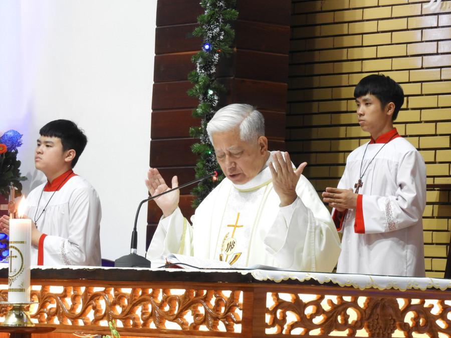 Linh mục Nguyễn Quang Vinh đang cử hành Lễ Giáng sinh tại Giáo xứ Đức An. Ảnh Thanh Nhật Linh mục Nguyễn Quang Vinh đang cử hành Lễ Giáng sinh tại Giáo xứ Đức An. Ảnh Thanh Nhật