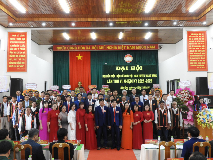 Ủy ban MTTQ Việt Nam huyện Mang Yang khóa VI (Nhiệm kỳ 2024-2029) ra mắt nhận nhiệm vụ tại Đại hội. Ảnh Thanh Nhật Ủy ban MTTQ Việt Nam huyện Mang Yang khóa VI (Nhiệm kỳ 2024-2029) ra mắt nhận nhiệm vụ tại Đại hội. Ảnh Thanh Nhật