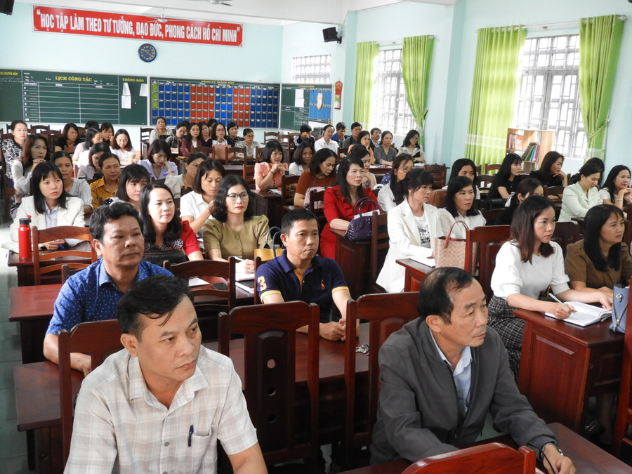 Đội ngũ giáo viên tham gia lớp bồi dưỡng chính trị hè trực tuyến ở các điểm cầu đặt tại các đơn vị trường học của ngành Giáo dục và Đào tạo TP. Pleiku. Ảnh Thanh Nhật Đội ngũ giáo viên tham gia lớp bồi dưỡng chính trị hè trực tuyến ở các điểm cầu đặt tại các đơn vị trường học của ngành Giáo dục và Đào tạo TP. Pleiku. Ảnh Thanh Nhật