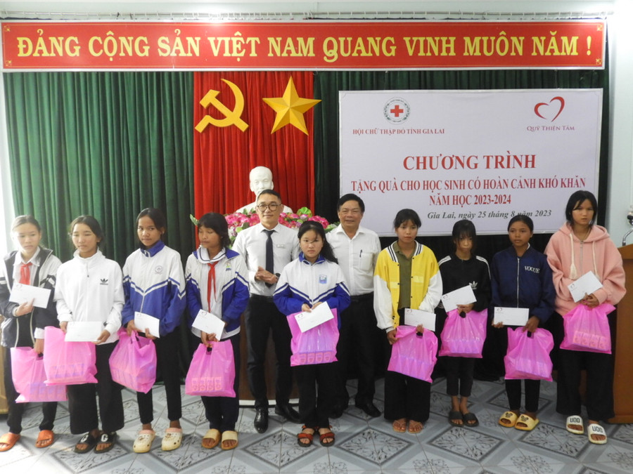 Học sinh có hoàn cảnh khó khăn trên địa bàn tỉnh Gia Lai được nhận quà của Quỹ Thiện Tâm - Tập đoàn Vingroup. Ảnh Thanh Nhật Học sinh có hoàn cảnh khó khăn trên địa bàn tỉnh Gia Lai được nhận quà của Quỹ Thiện Tâm - Tập đoàn Vingroup. Ảnh Thanh Nhật