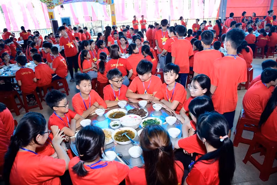 Các em thiếu niên, nhi đồng tham gia Trại hè kết nối yêu thương bước vào phần thực hành về văn hóa giờ ăn. Ảnh Thanh Nhật