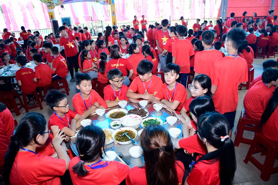 Các em thiếu niên, nhi đồng tham gia Trại hè kết nối yêu thương bước vào phần thực hành về văn hóa giờ ăn. Ảnh Thanh Nhật