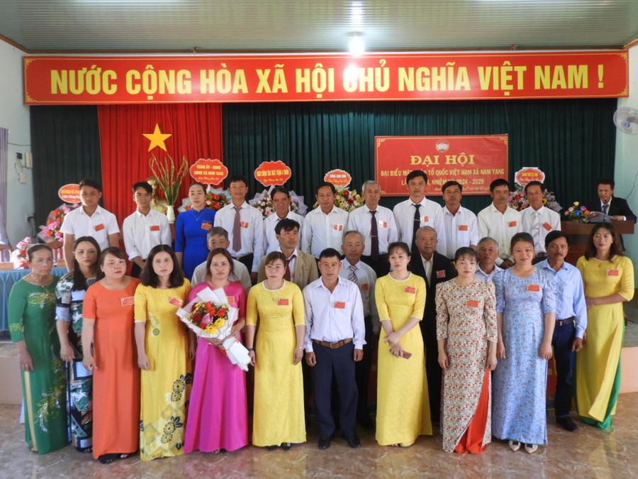 Ủy ban MTTQ Việt Nam xã Nam Yang khoá XII (nhiệm kỳ 2024-2029) ra mắt và nhận nhiệm vụ tại Đại hội. Ảnh Thanh Nhật Ủy ban MTTQ Việt Nam xã Nam Yang khoá XII (nhiệm kỳ 2024-2029) ra mắt và nhận nhiệm vụ tại Đại hội. Ảnh Thanh Nhật
