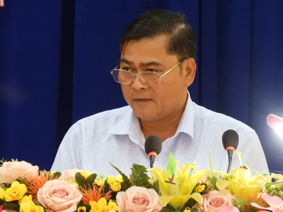 Đồng chí Rah Lan Lân-Phó Bí thư Thường trực Huyện ủy, Chủ tịch HĐND huyện phổ biến các văn bản của Ban Chấp hành Trung ương Đảng. Ảnh Thanh Nhật