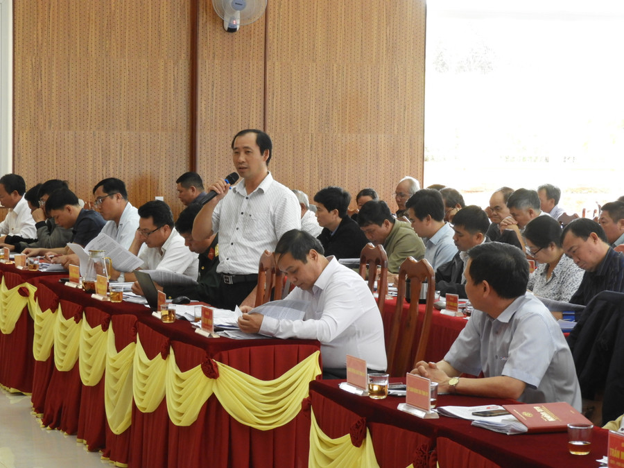 Lãnh đạo Ban tổ chức Huyện ủy trao đổi tại hội nghị về việc áp dụng các quy định mới trong công tác tổ chức-xây dựng Đảng. Ảnh Thanh Nhật Lãnh đạo Ban tổ chức Huyện ủy trao đổi tại hội nghị về việc áp dụng các quy định mới trong công tác tổ chức-xây dựng Đảng. Ảnh Thanh Nhật