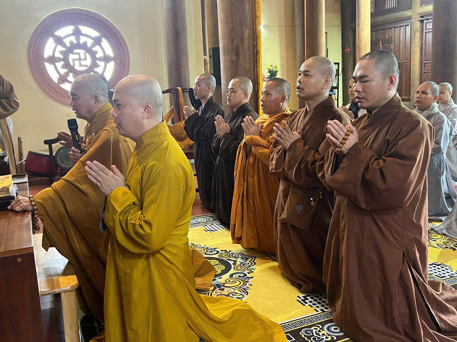 Trước khi lên đường đi tỉnh Yên Bái, Đoàn công tác từ thiện Ban Trị sự Giáo hội Phật Giáo Việt Nam tỉnh Gia Lai đã tiến hành khoá lễ cầu nguyện cho người dân vùng bị thiệt hại do bão số 3. Ảnh Thanh Nhật