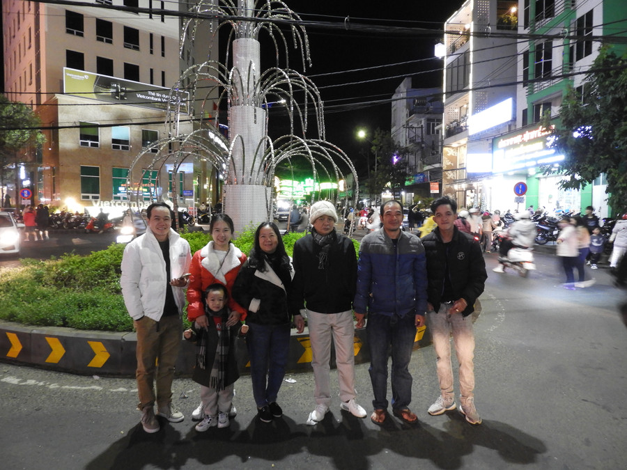 Người dân dạo phố trong đêm giáng sinh. Ảnh Thanh Nhật Người dân dạo phố trong đêm giáng sinh. Ảnh Thanh Nhật