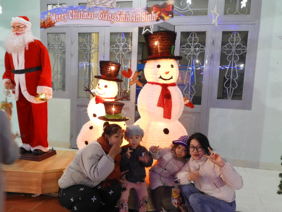 Người dân chụp hình lưu niệm cùng với ông già noel trong dịp Lễ Giáng sinh. Ảnh Thanh Nhật Người dân chụp hình lưu niệm cùng với ông già noel trong dịp Lễ Giáng sinh. Ảnh Thanh Nhật