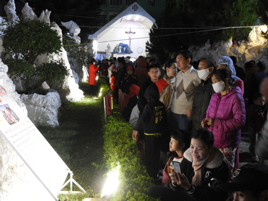 Người dân tham quan tại các nhà thờ trong đêm giáng sinh. Ảnh Thanh Nhật Người dân tham quan tại các nhà thờ trong đêm giáng sinh. Ảnh Thanh Nhật