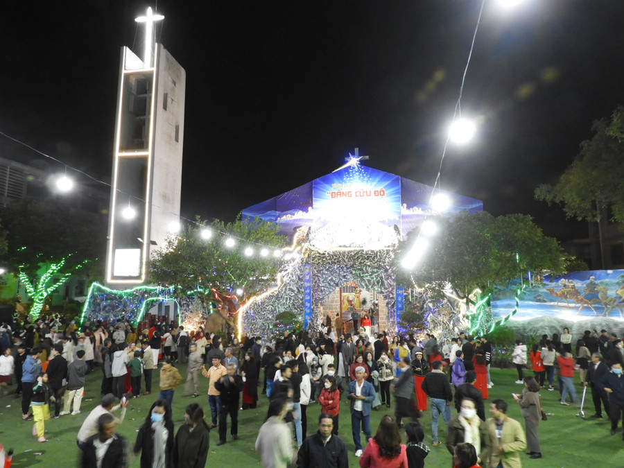 Quang cảnh đông vui tại các nhà thờ trong dịp đón Giáng sinh. Ảnh Thanh Nhật Quang cảnh đông vui tại các nhà thờ trong dịp đón Giáng sinh. Ảnh Thanh Nhật
