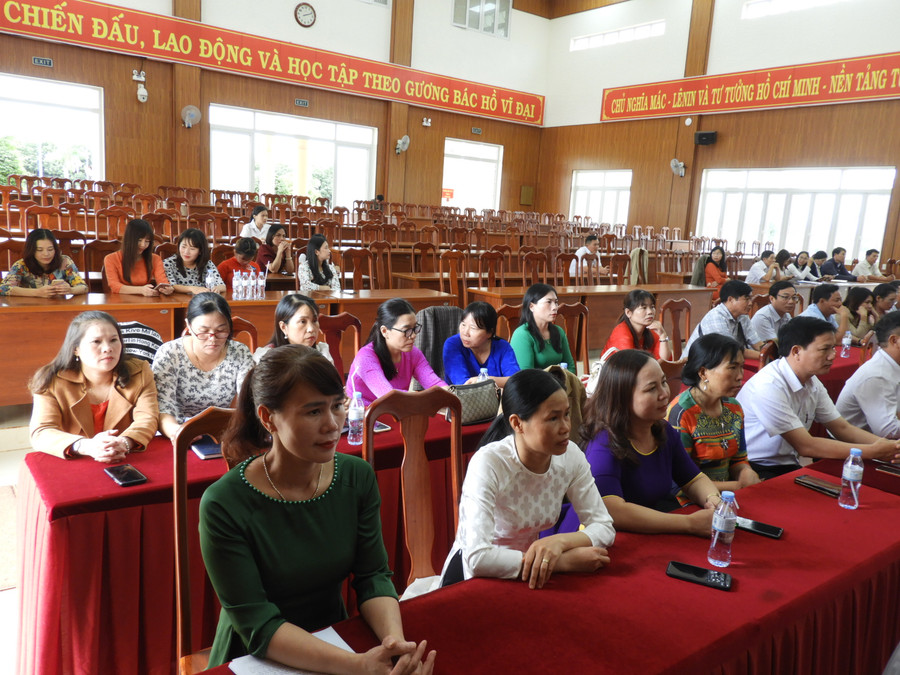 Đội ngũ cán bộ quản lý các trường của huyện dự hội nghị. Ảnh Thanh Nhật