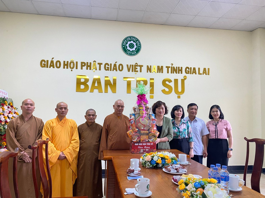 Đoàn công tác của Ban Dân vận Tỉnh ủy Gia Lai thăm, chúc mừng Ban Trị sự Giáo hội Phật giáo Việt Nam tỉnh nhân Đại lễ Vu lan Phật lịch 2567. Ảnh Thanh Nhật Đoàn công tác của Ban Dân vận Tỉnh ủy Gia Lai thăm, chúc mừng Ban Trị sự Giáo hội Phật giáo Việt Nam tỉnh nhân Đại lễ Vu lan Phật lịch 2567. Ảnh Thanh Nhật