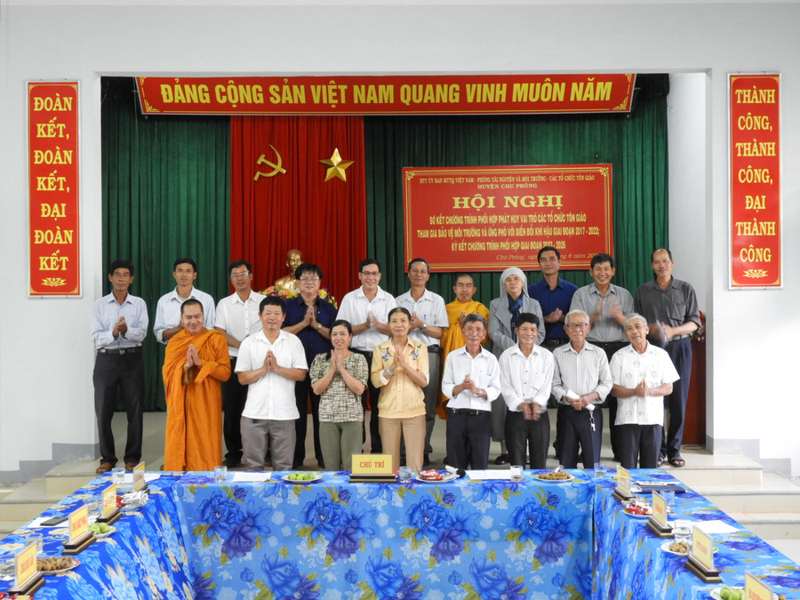 Đại diện các tôn giáo huyện Chư Prông tham gia hội nghị ký kết Chương trình phối hợp đẩy mạnh phát huy vai trò các tôn giáo tham gia bảo vệ môi trường và ứng phó với biến đổi khí hậu giai đoạn 2023 - 2026. Ảnh Thanh Nhật Đại diện các tôn giáo huyện Chư Prông tham gia hội nghị ký kết Chương trình phối hợp đẩy mạnh phát huy vai trò các tôn giáo tham gia bảo vệ môi trường và ứng phó với biến đổi khí hậu giai đoạn 2023 - 2026. Ảnh Thanh Nhật