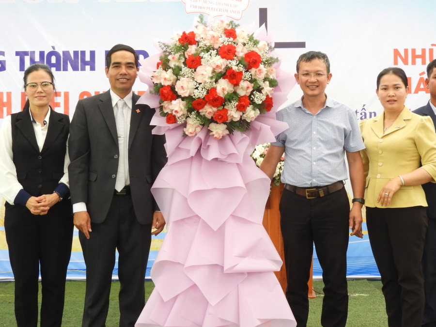 Lãnh đạo phường Chi Lăng (TP. Pleiku) tặng lẵng hoa chúc mừng Hội đồng thành lập Chi hội Tin lành Plei Châm Aneh. Ảnh Thanh Nhật Lãnh đạo phường Chi Lăng (TP. Pleiku) tặng lẵng hoa chúc mừng Hội đồng thành lập Chi hội Tin lành Plei Châm Aneh. Ảnh Thanh Nhật