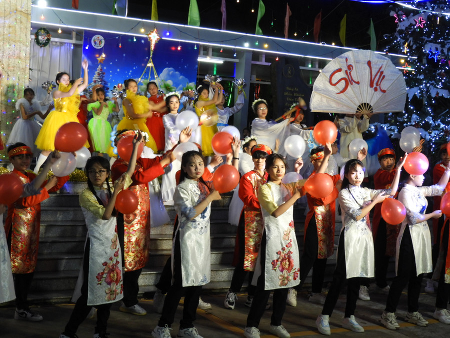 Văn nghệ mừng Giáng sinh. Ảnh Thanh Nhật Văn nghệ mừng Giáng sinh. Ảnh Thanh Nhật