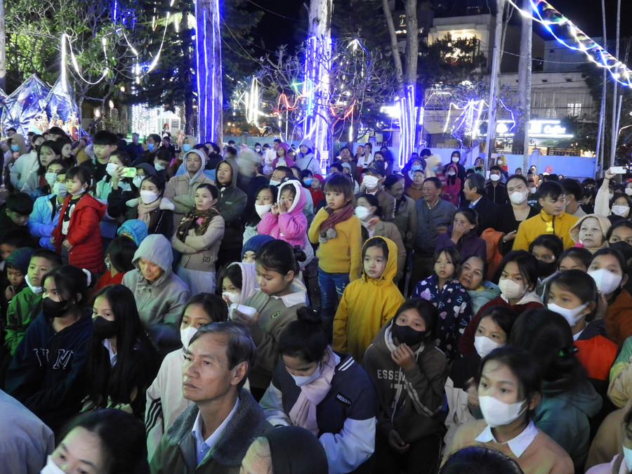 Người dân dự Lễ Giáng sinh tại Nhà thờ Đức An. Ảnh Thanh Nhật Người dân dự Lễ Giáng sinh tại Nhà thờ Đức An. Ảnh Thanh Nhật