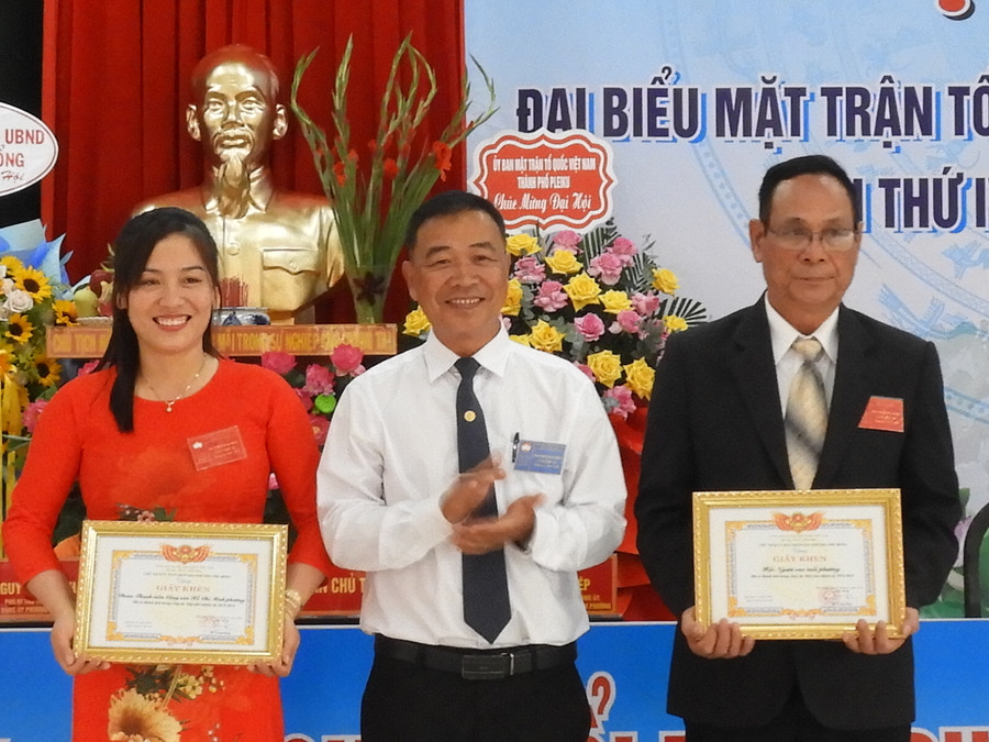 Chủ tịch UBND phường Đỗ Trung Hùng (giữa) trao tặng giấy khen cho 2 tập thể có thành tích xuất sắc trong hoạt động công tác MTTQ Việt Nam phường nhiệm kỳ 2019-2024. Ảnh Thanh Nhật Chủ tịch UBND phường Đỗ Trung Hùng (giữa) trao tặng giấy khen cho 2 tập thể có thành tích xuất sắc trong hoạt động công tác MTTQ Việt Nam phường nhiệm kỳ 2019-2024. Ảnh Thanh Nhật