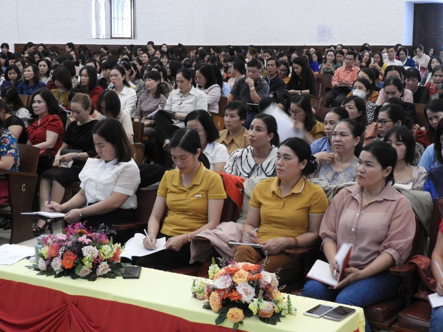 Đội ngũ giáo viên tham gia bồi dưỡng chính trị. Ảnh Thanh Nhật