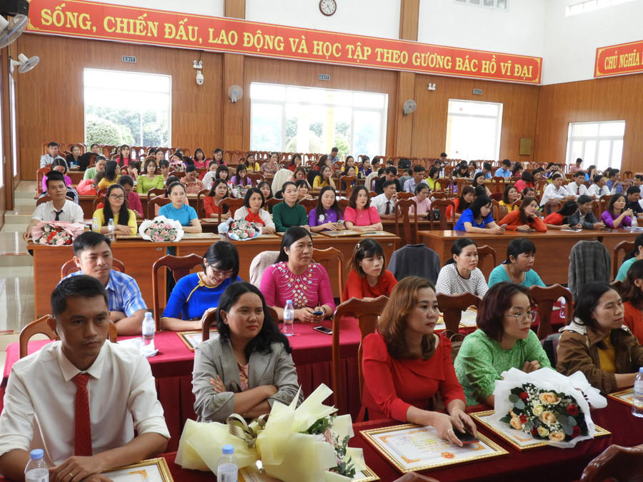Đội ngũ cán bộ quản lý các trường của Ngành giáo dục và đào tạo huyện Đak Đoa dự hội nghị. Ảnh Thanh Nhật Đội ngũ cán bộ quản lý các trường của Ngành giáo dục và đào tạo huyện Đak Đoa dự hội nghị. Ảnh Thanh Nhật