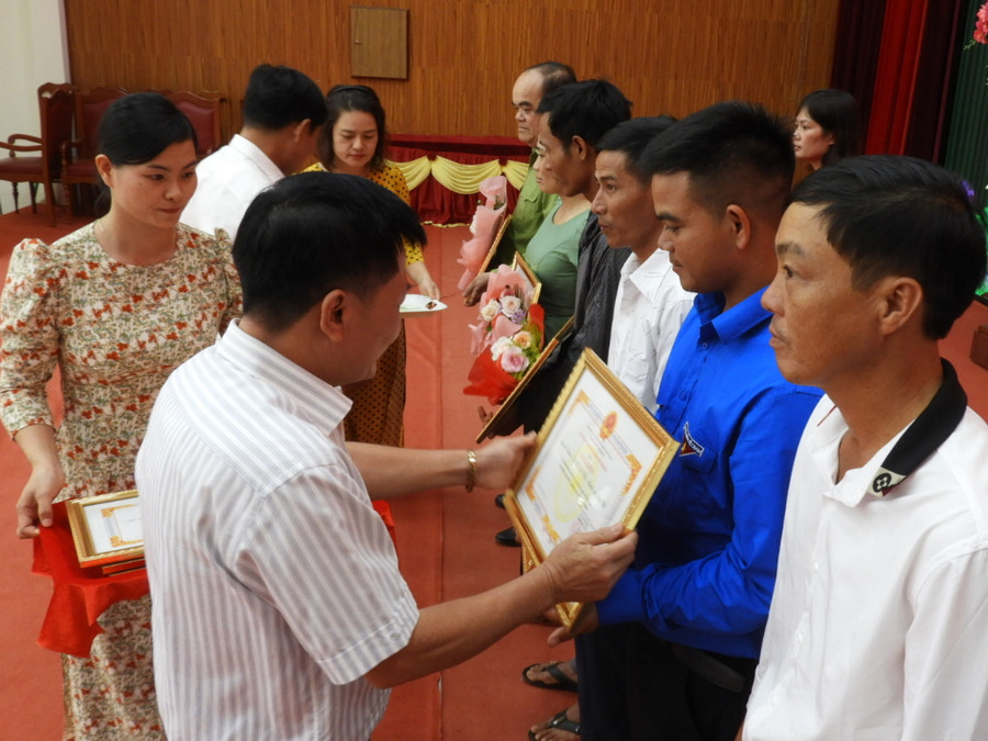 Bí thư Huyện ủy, Chủ tịch HĐND huyện Đak Đoa Nguyễn Hữu Thọ (bìa trái) trao giấy khen cho đại diện các tập thể có thành tích xuất sắc qua 3 năm thực hiện Kết luận số 01-KL/TW của Bộ Chính trị. Ảnh Thanh Nhật Bí thư Huyện ủy, Chủ tịch HĐND huyện Đak Đoa Nguyễn Hữu Thọ (bìa trái) trao giấy khen cho đại diện các tập thể có thành tích xuất sắc qua 3 năm thực hiện Kết luận số 01-KL/TW của Bộ Chính trị. Ảnh Thanh Nhật