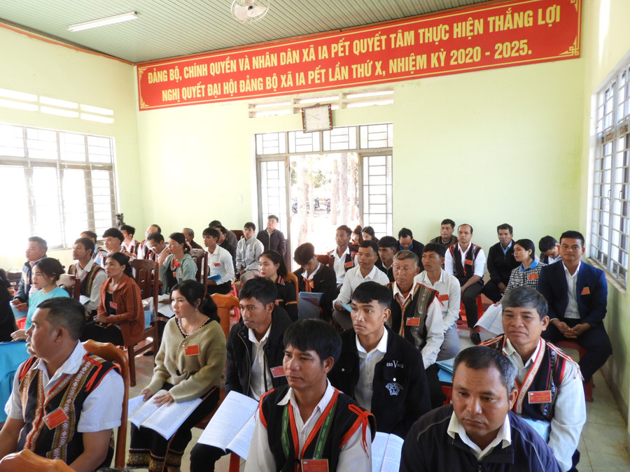 Các đại biểu người dân tộc thiểu số trong khối đại đoàn kết các dân tộc xã Ia Pết tham dự đại hội điểm MTTQ Việt Nam xã. Ảnh Thanh Nhật Các đại biểu người dân tộc thiểu số trong khối đại đoàn kết các dân tộc xã Ia Pết tham dự đại hội điểm MTTQ Việt Nam xã. Ảnh Thanh Nhật