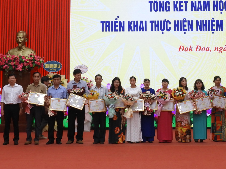 Các tập thể lao động tiên tiến có thành tích trong thực hiện nhiệm vụ và phong trào thi đua “dạy tốt - học tốt” năm học 2022-2023 được UBND huyện khen thưởng. Ảnh Thanh Nhật