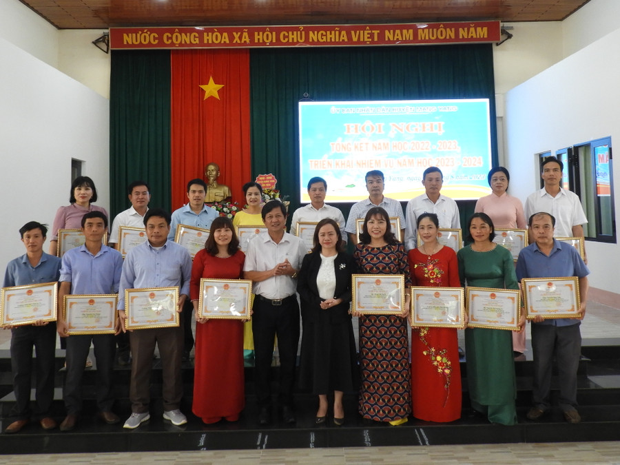 Các tập thể được công nhận “Lao động tiên tiến”. Ảnh Thanh Nhật