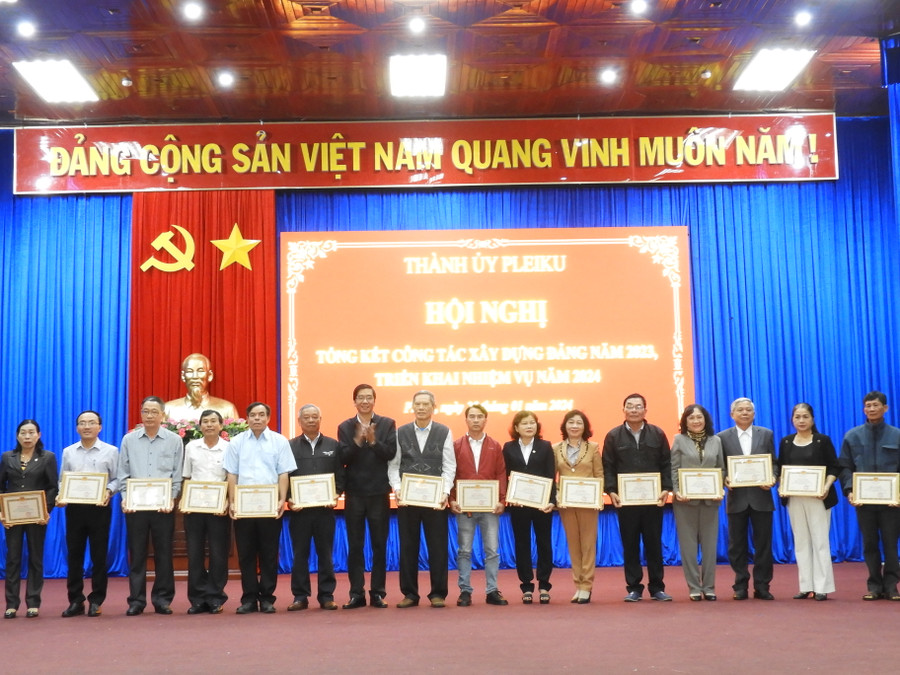 Các đảng viên đạt tiêu chuẩn “Đảng viên hoàn thành xuất sắc nhiệm vụ” 5 năm liền, được Ban Thường vụ Thành ủy Pleiku tặng giấy khen. Ảnh Thanh Nhật