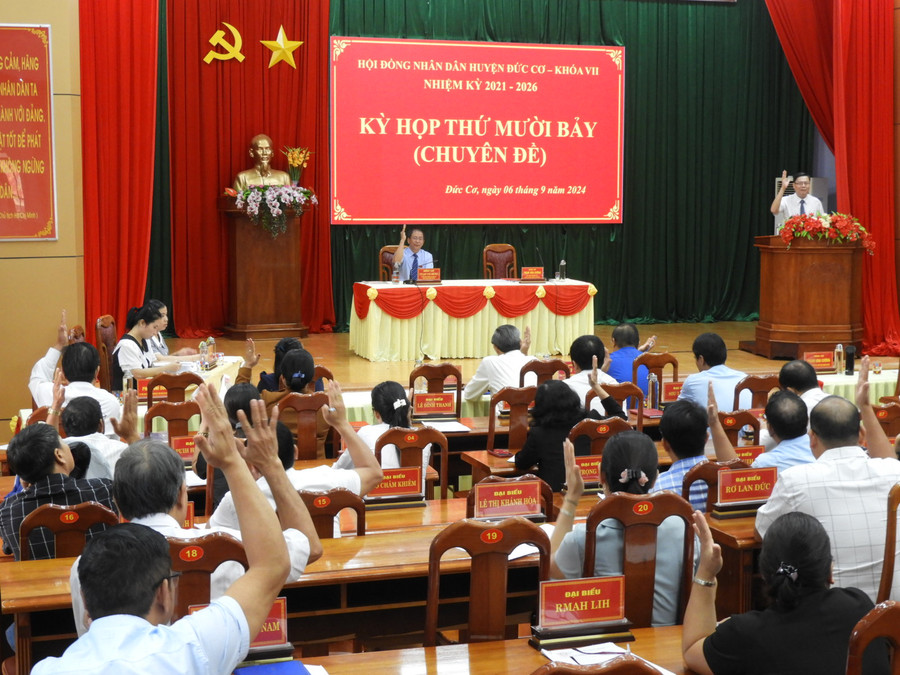 Các đại biểu HĐND huyện Đức Cơ biểu quyết thông qua các Nghị quyết về công tác nhân sự của HĐND và UBND huyện khóa VII (nhiệm kỳ 2021-2026). Ảnh Thanh Nhật Các đại biểu HĐND huyện Đức Cơ biểu quyết thông qua các Nghị quyết về công tác nhân sự của HĐND và UBND huyện khóa VII (nhiệm kỳ 2021-2026). Ảnh Thanh Nhật