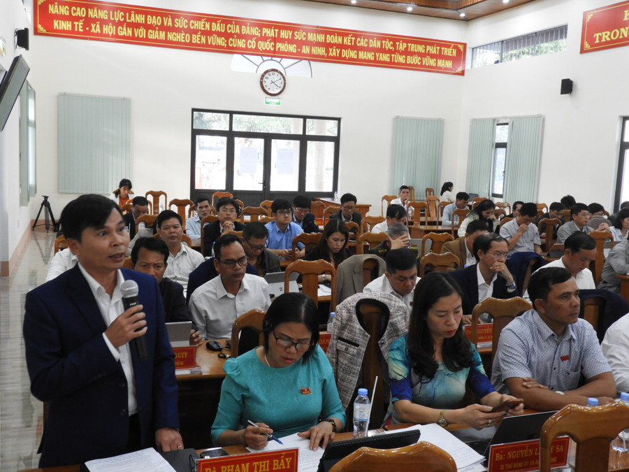 Các đại biểu HĐND huyện Mang Yang phát biểu thảo luận về các nhiệm vụ và giải pháp trọng tâm năm 2024. Ảnh Thanh Nhật Các đại biểu HĐND huyện Mang Yang phát biểu thảo luận về các nhiệm vụ và giải pháp trọng tâm năm 2024. Ảnh Thanh Nhật