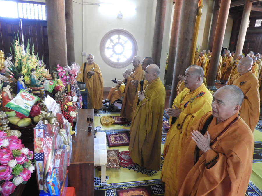 Các vị giáo phẩm trong Ban chứng minh Ban Trị sự Giáo hội Phật giáo Việt Nam tỉnh đang thực hiện các nghi thức tôn giáo trong lễ khai mạc An cư Kiết hạ Phật lịch 2568. Ảnh Thanh Nhật Các vị giáo phẩm trong Ban chứng minh Ban Trị sự Giáo hội Phật giáo Việt Nam tỉnh đang thực hiện các nghi thức tôn giáo trong lễ khai mạc An cư Kiết hạ Phật lịch 2568. Ảnh Thanh Nhật