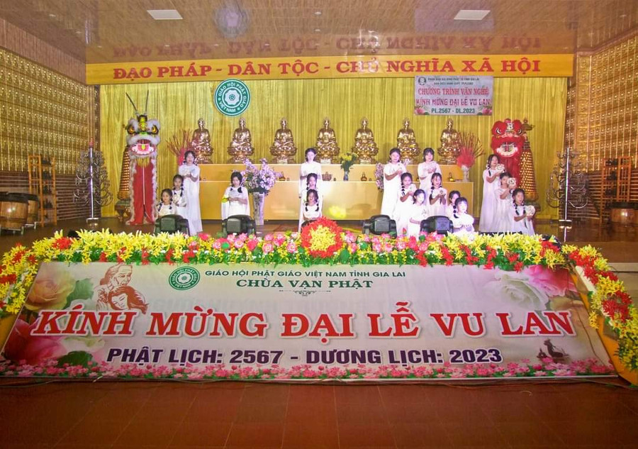 Chương trình văn nghệ mừng Đại lễ Vu Lan - Phật lịch 2567 tại Chùa Vạn Phật TP.Pleiku. Ảnh Thanh Nhật Chương trình văn nghệ mừng Đại lễ Vu Lan - Phật lịch 2567 tại Chùa Vạn Phật TP.Pleiku. Ảnh Thanh Nhật