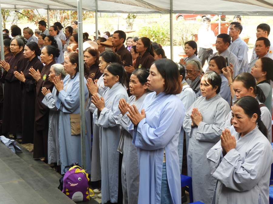 Bà con phật tử tham dự Đại lễ tưởng niệm. Ảnh Thanh Nhật
