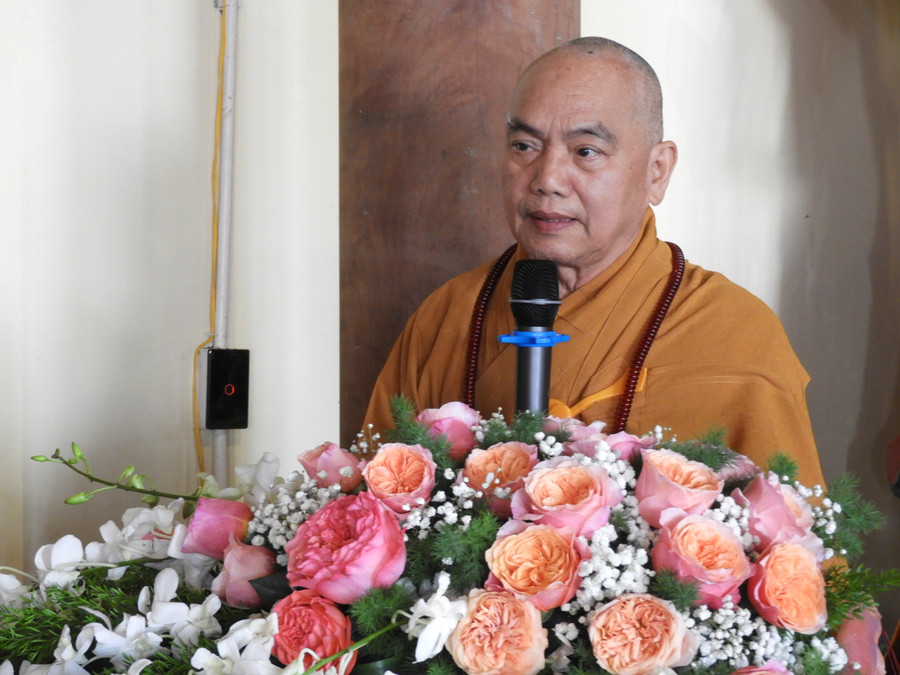 Hoà thượng Trưởng Ban Trị sự Giáo hội Phật giáo Việt Nam tỉnh Thích Từ Vân đọc Văn tưởng niệm lần thứ 715 Đức vua-Phật hoàng Trần Nhân Tông nhập niết bàn. Ảnh Thanh Nhật