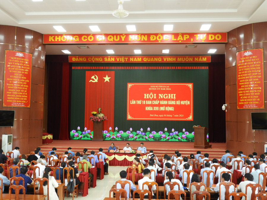 Quang cảnh Hội nghị lần thứ 18 Ban Chấp hành Đảng bộ huyện Đak Đoa khoá XVII (mở rộng). Ảnh Thanh Nhật Quang cảnh Hội nghị lần thứ 18 Ban Chấp hành Đảng bộ huyện Đak Đoa khoá XVII (mở rộng). Ảnh Thanh Nhật