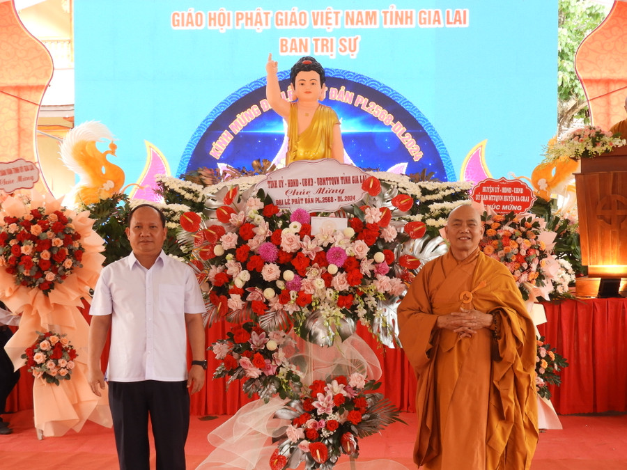 Phó Bí thư Tỉnh ủy Rah Lan Chung (trái) trao lẵng hoa của Tỉnh ủy, HĐND, UBND, Ủy ban MTTQ Việt Nam tỉnh chúc mừng Đại lễ Phật đản Phật đản Phật lịch 2568. Ảnh Thanh Nhật