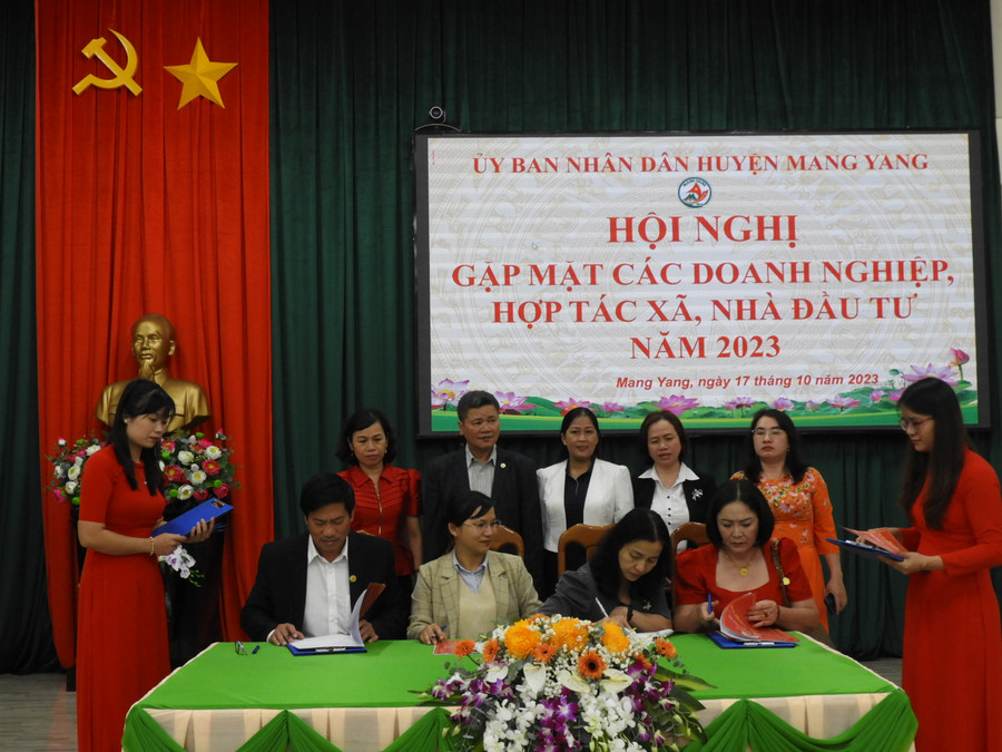 Đại diện một số doanh nghiệp đã ký cam kết với UBND huyện về chuyển trụ sở hoạt động về địa bàn huyện Mang Yang trong thời gian tới. Ảnh Thanh Nhật