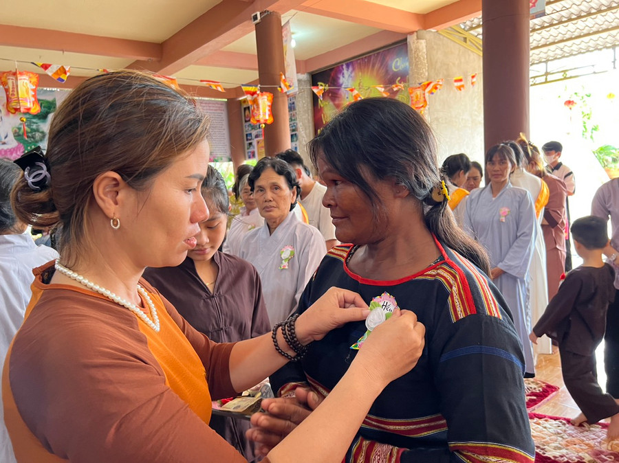 Nghi thức cài Lễ hoa hồng trong dịp Đại lễ Vu Lan. Ảnh Thanh Nhật Nghi thức cài Lễ hoa hồng trong dịp Đại lễ Vu Lan. Ảnh Thanh Nhật