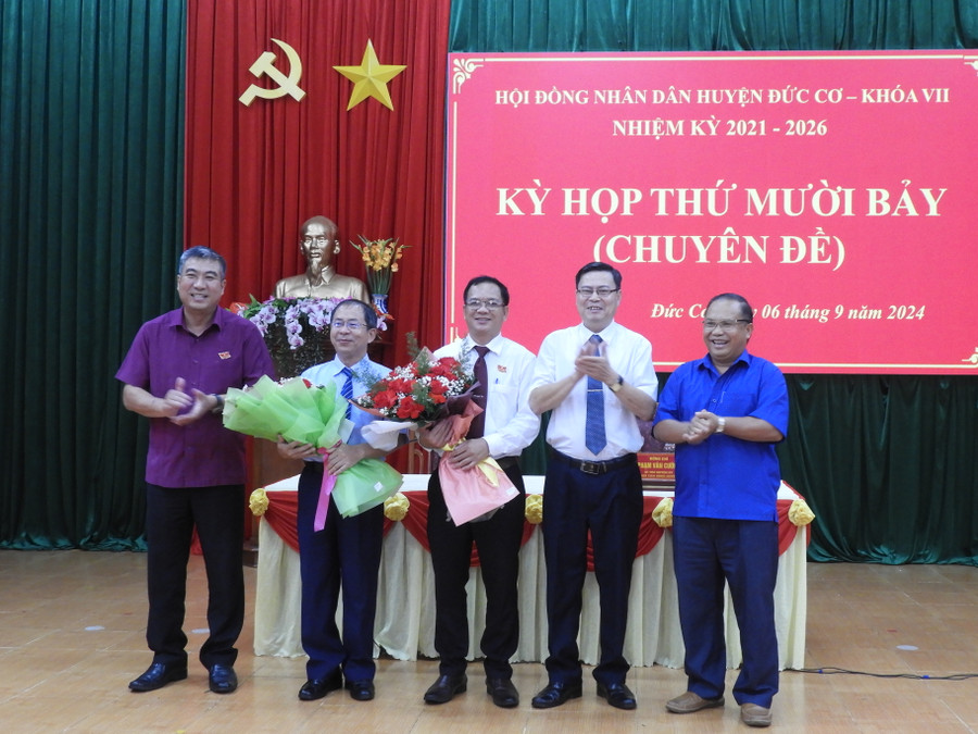 Lãnh đạo Huyện ủy, HĐND và UBND huyện Đức Cơ tặng hoa chúc mừng 2 cán bộ lãnh đạo của huyện được bầu giữ các vị trí công tác mới. Ảnh Thanh Nhật Lãnh đạo Huyện ủy, HĐND và UBND huyện Đức Cơ tặng hoa chúc mừng 2 cán bộ lãnh đạo của huyện được bầu giữ các vị trí công tác mới. Ảnh Thanh Nhật