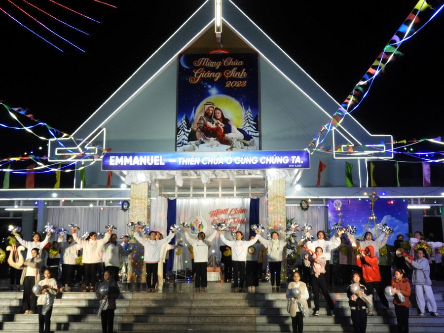 Các em thanh thiếu niên Giáo xứ Đức An TP.Pleiku trong Chương trình văn nghệ mừng đón Giáng sinh 2023. Ảnh Thanh Nhật Các em thanh thiếu niên Giáo xứ Đức An TP.Pleiku trong Chương trình văn nghệ mừng đón Giáng sinh 2023. Ảnh Thanh Nhật