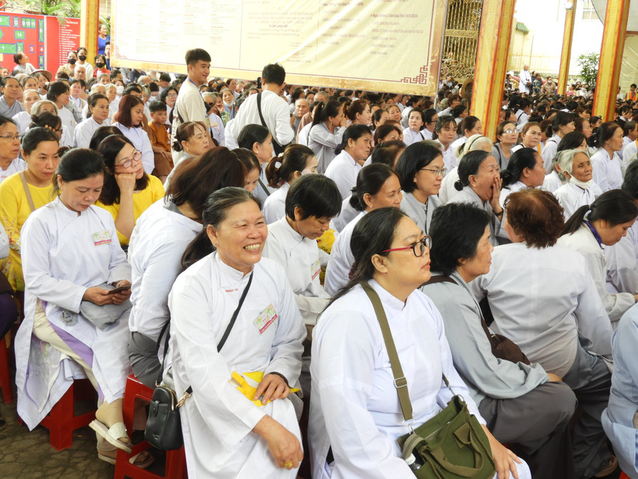 Bà con phật tử ở các tỉnh, thành phố khu vực miền Trung và Tây nguyên tham dự Đại lễ. Ảnh Thanh Nhật Bà con phật tử ở các tỉnh, thành phố khu vực miền Trung và Tây nguyên tham dự Đại lễ. Ảnh Thanh Nhật