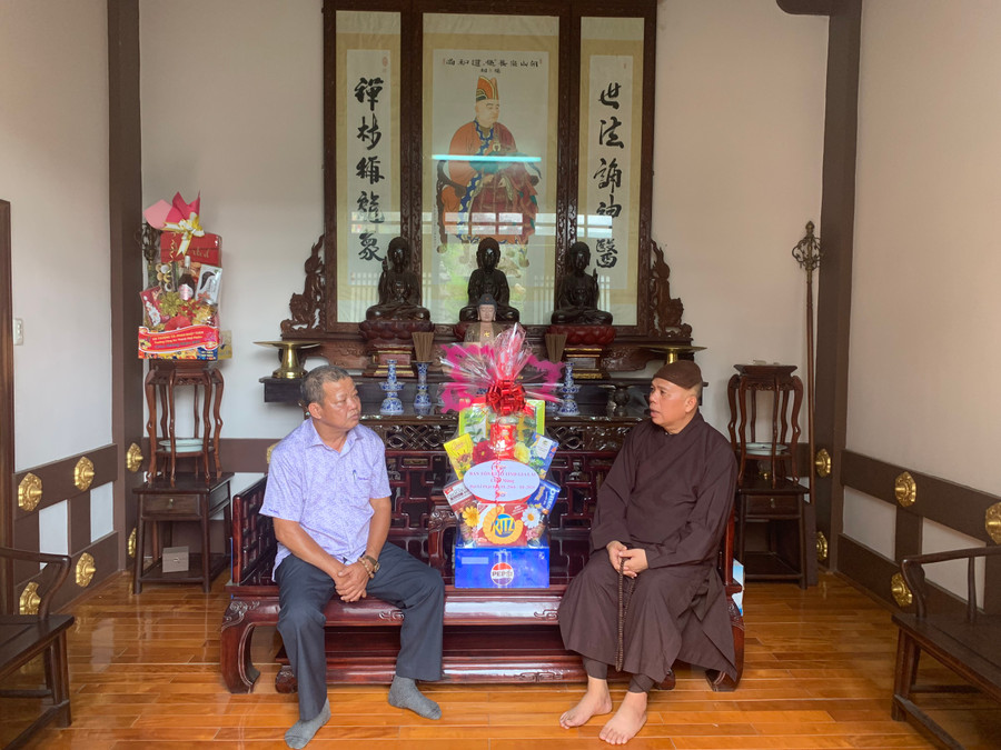 Trưởng Ban tôn giáo tỉnh Hồ Hải Tần (trái) trò chuyện với Thượng tọa Thích Tâm Mãn-Phó Trưởng Ban Thường trực Ban Trị sự Giáo hội Phật giáo Việt Nam tỉnh. Ảnh Thanh Nhật Trưởng Ban tôn giáo tỉnh Hồ Hải Tần (trái) trò chuyện với Thượng tọa Thích Tâm Mãn-Phó Trưởng Ban Thường trực Ban Trị sự Giáo hội Phật giáo Việt Nam tỉnh. Ảnh Thanh Nhật