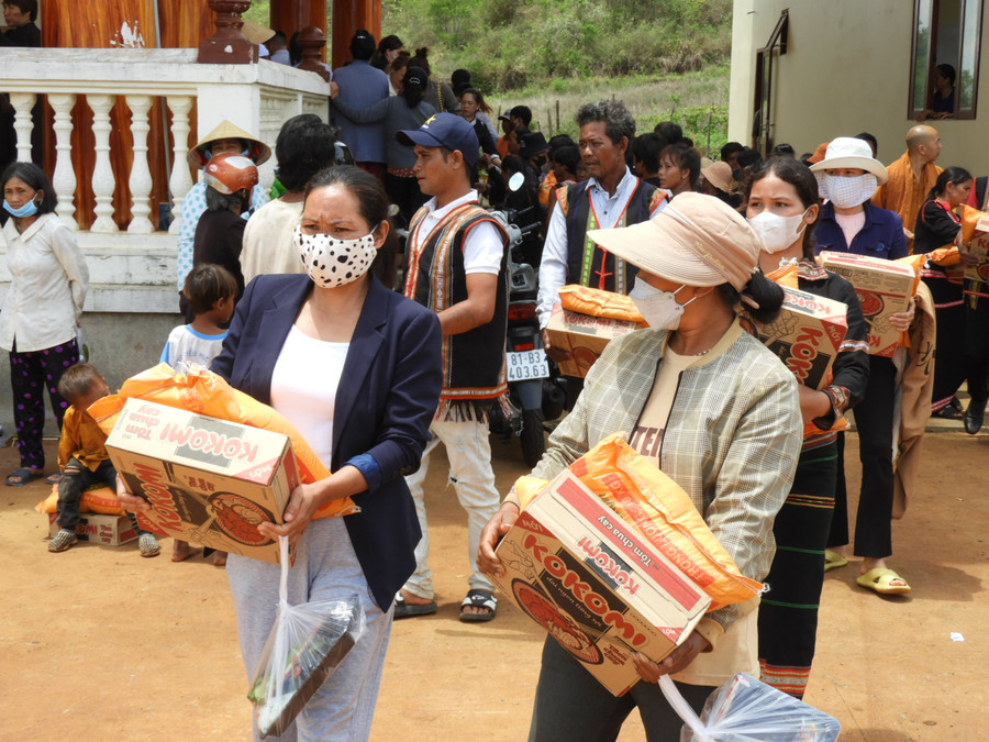 Ban Trị sự Giáo hội Phật giáo Việt Nam tỉnh tặng quà cho 400 hộ đồng bào dân tộc thiểu số có hoàn cảnh khó khăn. Ảnh Thanh Nhật Ban Trị sự Giáo hội Phật giáo Việt Nam tỉnh tặng quà cho 400 hộ đồng bào dân tộc thiểu số có hoàn cảnh khó khăn. Ảnh Thanh Nhật